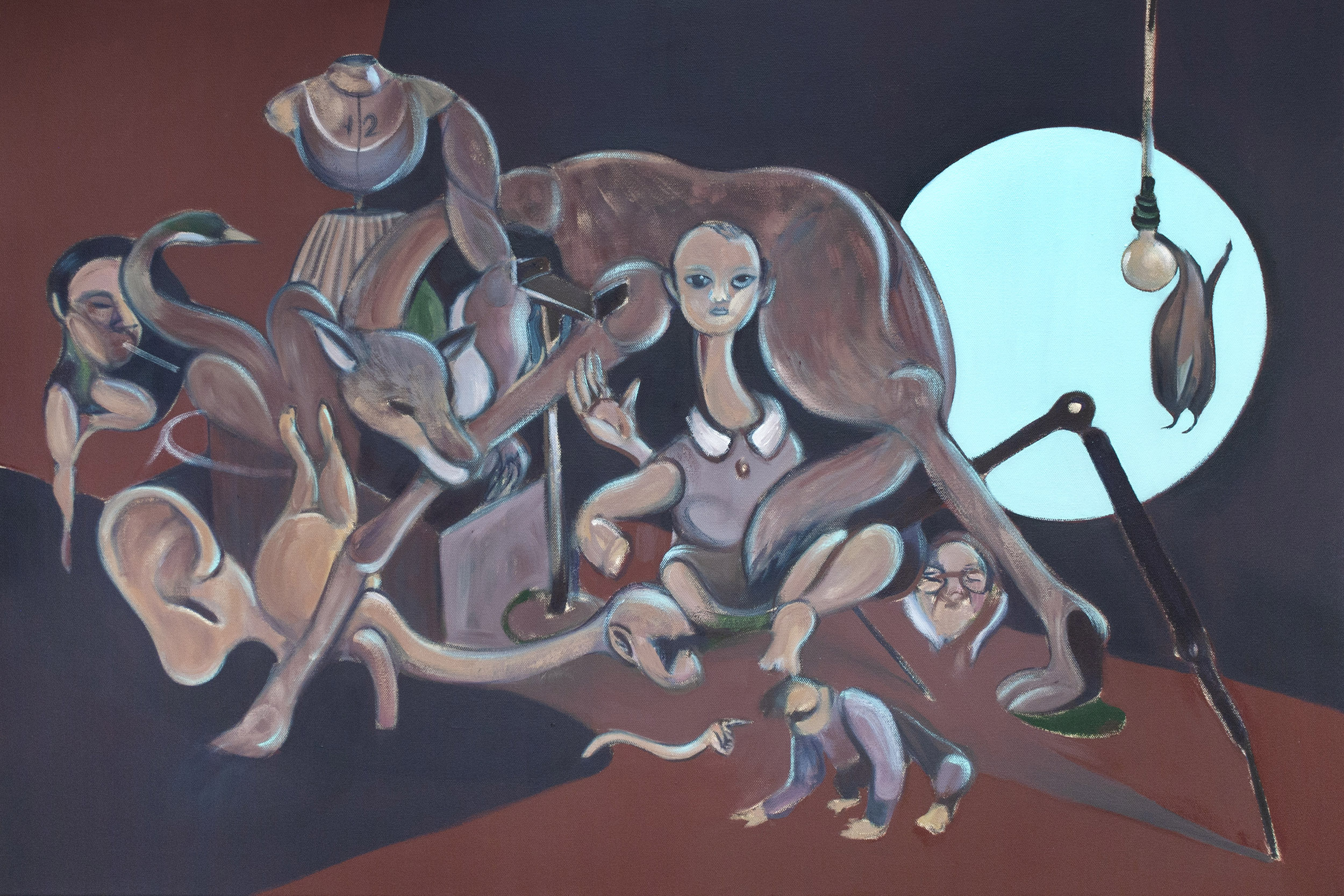 Pintura surrealista sombria de uma figura infantil pálida no centro, cercada por uma criatura marrom contorcida, um manequim, uma orelha gigante, um pequeno macaco e uma grande lua azul ao fundo.